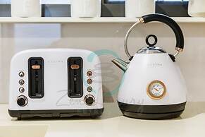 Zen Ocean Charm 3BR Luxury W Front Apt Pool BBQ