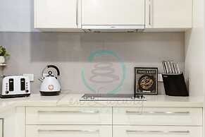 Zen Ocean Charm 3BR Luxury W Front Apt Pool BBQ