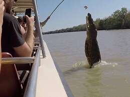 Zen Ocean Charm 3BR Luxury W Front Apt Pool BBQ