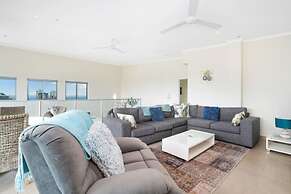 Pinnacle Penthouse Escape Panoramic Views Pool