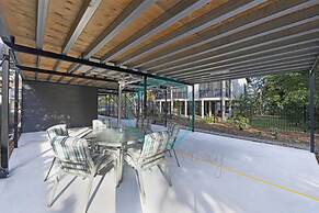 Urbanretreat Modern Outdoor Dining Backyard