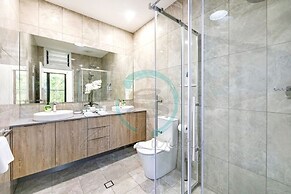 Urbanretreat Modern Outdoor Dining Backyard