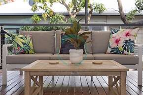 Urbanretreat Modern Outdoor Dining Backyard