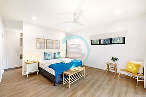 Urbanretreat Modern Outdoor Dining Backyard