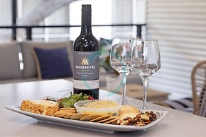 Urbanretreat Modern Outdoor Dining Backyard