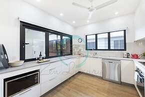 Urbanretreat Modern Outdoor Dining Backyard