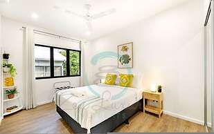 Urbanretreat Modern Outdoor Dining Backyard