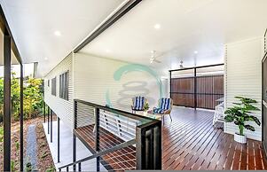 Urbanretreat Modern Outdoor Dining Backyard