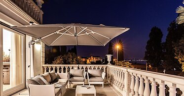 Luxury Lake Front Catullo A2 by Wonderful Italy