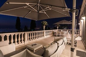 Luxury Lake Front Catullo A2 by Wonderful Italy