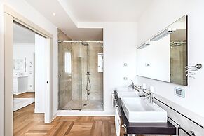 Luxury Lake Front Catullo A2 by Wonderful Italy