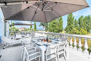 Luxury Lake Front Catullo A2 by Wonderful Italy