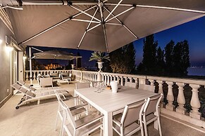 Luxury Lake Front Catullo A2 by Wonderful Italy