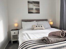 'blue Sky' 2 Bedroom Enclosed Garden Parking, Wifi