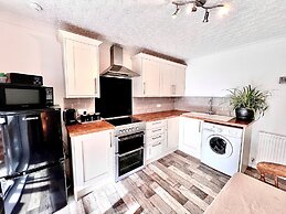 'blue Sky' 2 Bedroom Enclosed Garden Parking, Wifi