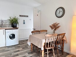 'blue Sky' 2 Bedroom Enclosed Garden Parking, Wifi