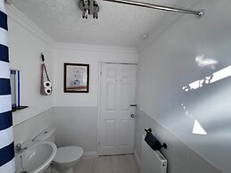 'blue Sky' 2 Bedroom Enclosed Garden Parking, Wifi