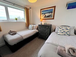 'blue Sky' 2 Bedroom Enclosed Garden Parking, Wifi