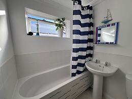 'blue Sky' 2 Bedroom Enclosed Garden Parking, Wifi