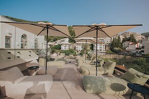 Infinity Hotel & More