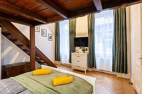 Budapest Holidays Courtyard