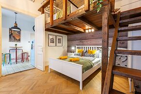 Budapest Holidays Courtyard