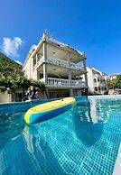Family House with pool & sea view