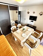 Family House with pool & sea view