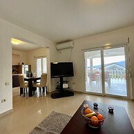 Family House with pool & sea view