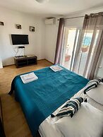 Family House with pool & sea view