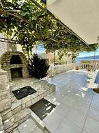 Family House with pool & sea view