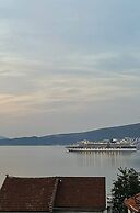 Family House with pool & sea view