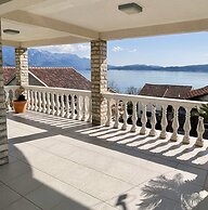 Family House with pool & sea view