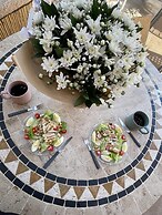 Family House with pool & sea view