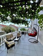 Family House with pool & sea view