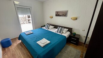 Family House with pool & sea view