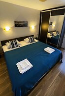 Family House with pool & sea view