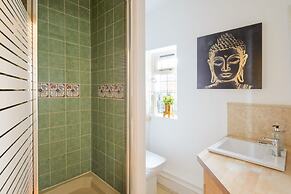 Deluxe 2 Bed Versace Hottub Skytv