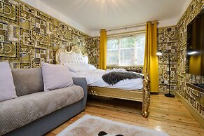 Deluxe 2 Bed Versace Hottub Skytv