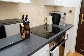 Deluxe 2 Bed Versace Hottub Skytv