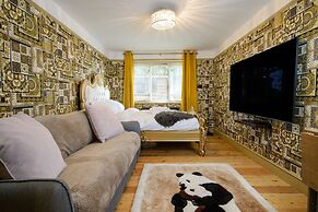 Deluxe 2 Bed Versace Hottub Skytv