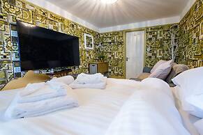 Deluxe 2 Bed Versace Hottub Skytv