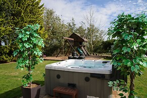 Deluxe 2 Bed Versace Hottub Skytv