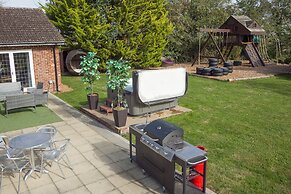 Deluxe 2 Bed Versace Hottub Skytv