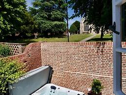 Executive Suite With Private Hot Tub Skytv