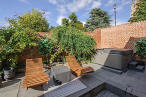 Executive Suite With Private Hot Tub Skytv