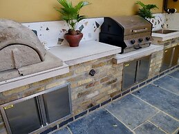 Executive Suite With Private Hot Tub Skytv