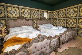 Deluxe 2/3 Bed Hottub Skytv