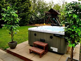 Deluxe 2/3 Bed Hottub Skytv