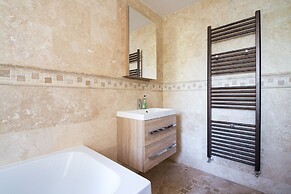 Deluxe 2/3 Bed Hottub Skytv